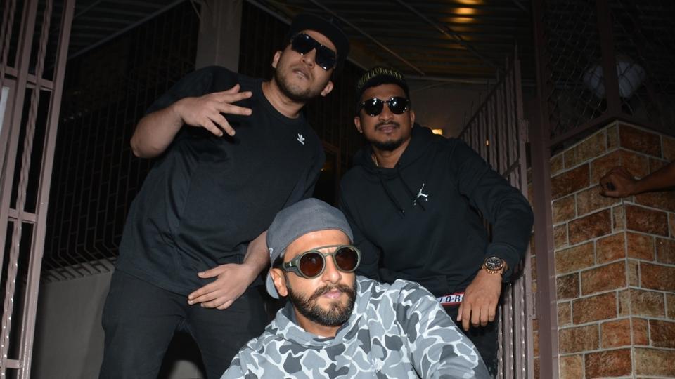 Real Gully Boys Divine And Naezy Praise Ranveer Singh He Soaked In Our Body Language Our Attitude Hindustan Times Naezy and take a sneak peak into the smiling faces of people living inside the slums of mumbai!